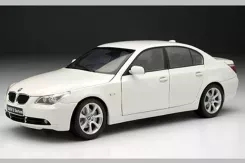 Kyosho BMW 545i sedan e60 white 1:18 08591W